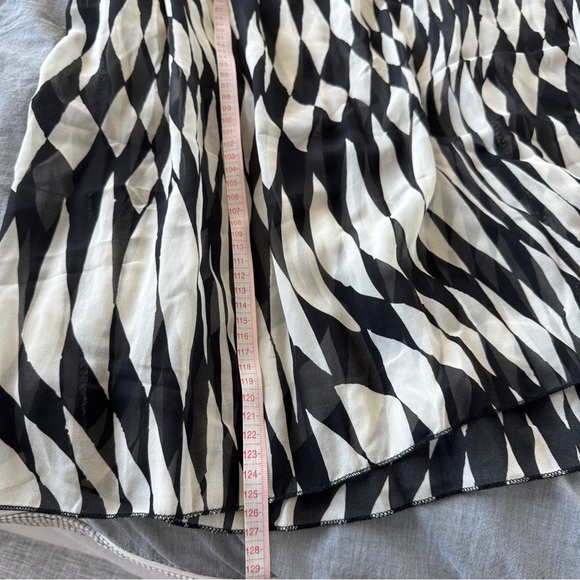 Black and White Oversized Chiffon Contrast Pattern Dress - Picture 6 of 6